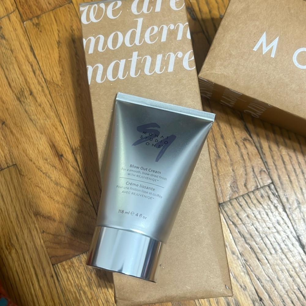 BLOW OUT
CREAM
Infused with REJUVENIQE®